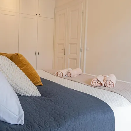 Apartment Spacious Near Castle Prag