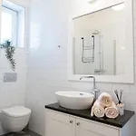 Rentero Spacious Near Castle Prague