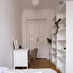 Rentero Spacious Near Castle Apartment *