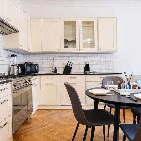Rentero Spacious Near Castle *