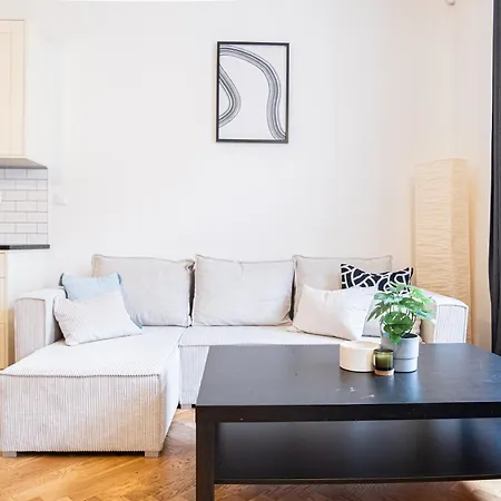 Spacious Near Castle דירה