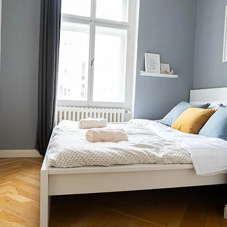 Rentero Spacious Near Castle * Praha