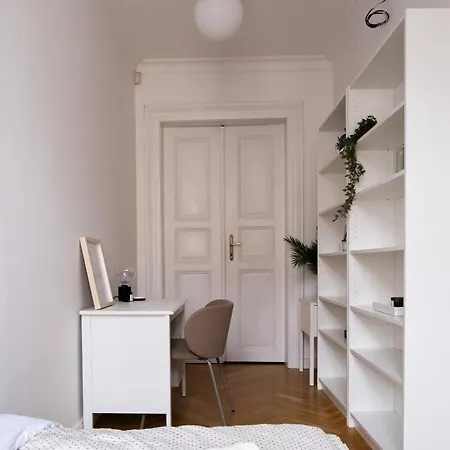 Rentero Spacious Near Castle Apartman *